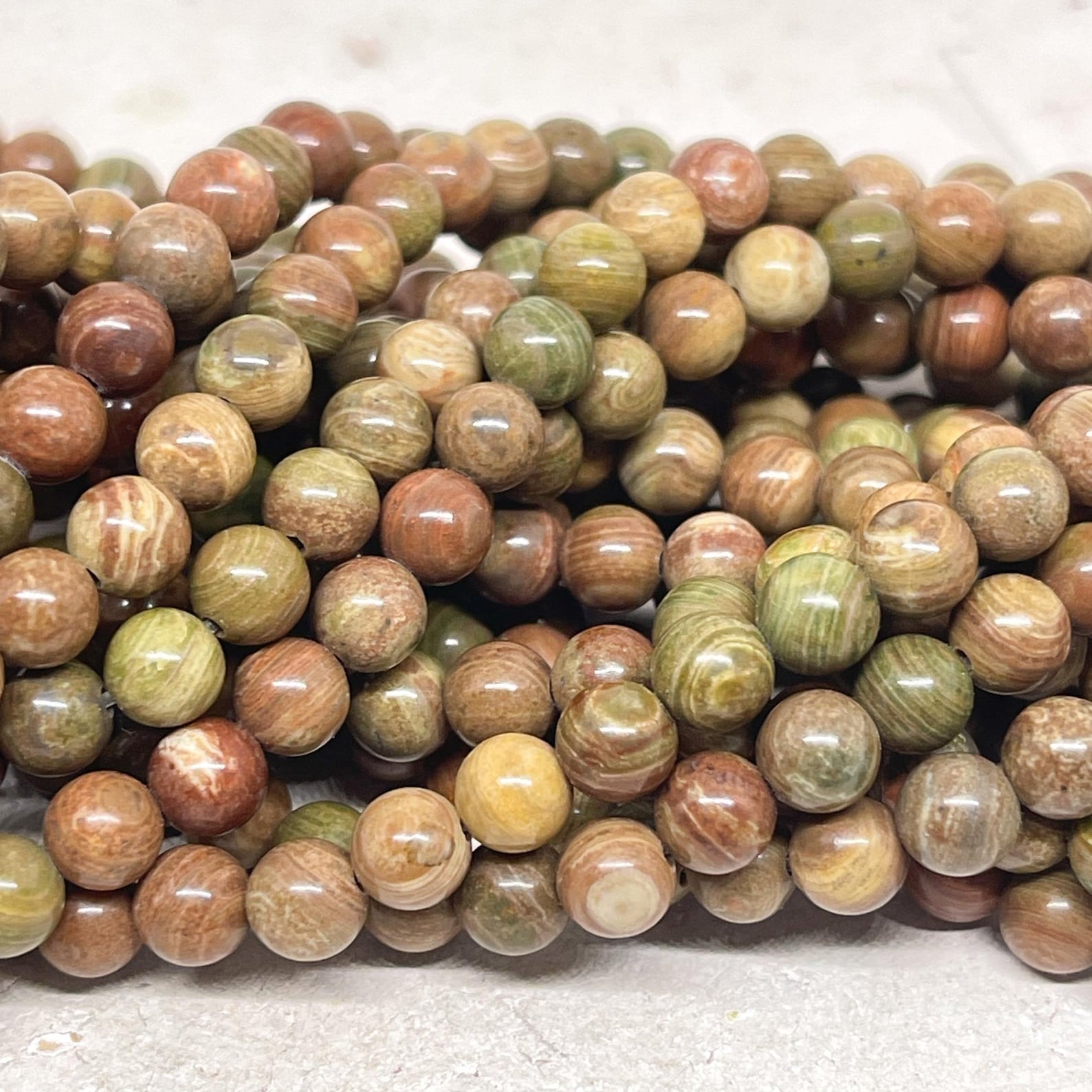 Wunderschöne natürliche Regenbogen Jaspis Perlen mit schönem Glanz.