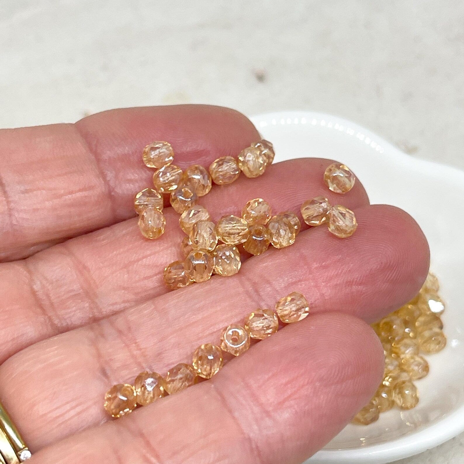 Böhmische Glasschliffperlen 4mm 100 St. Champagne Beige