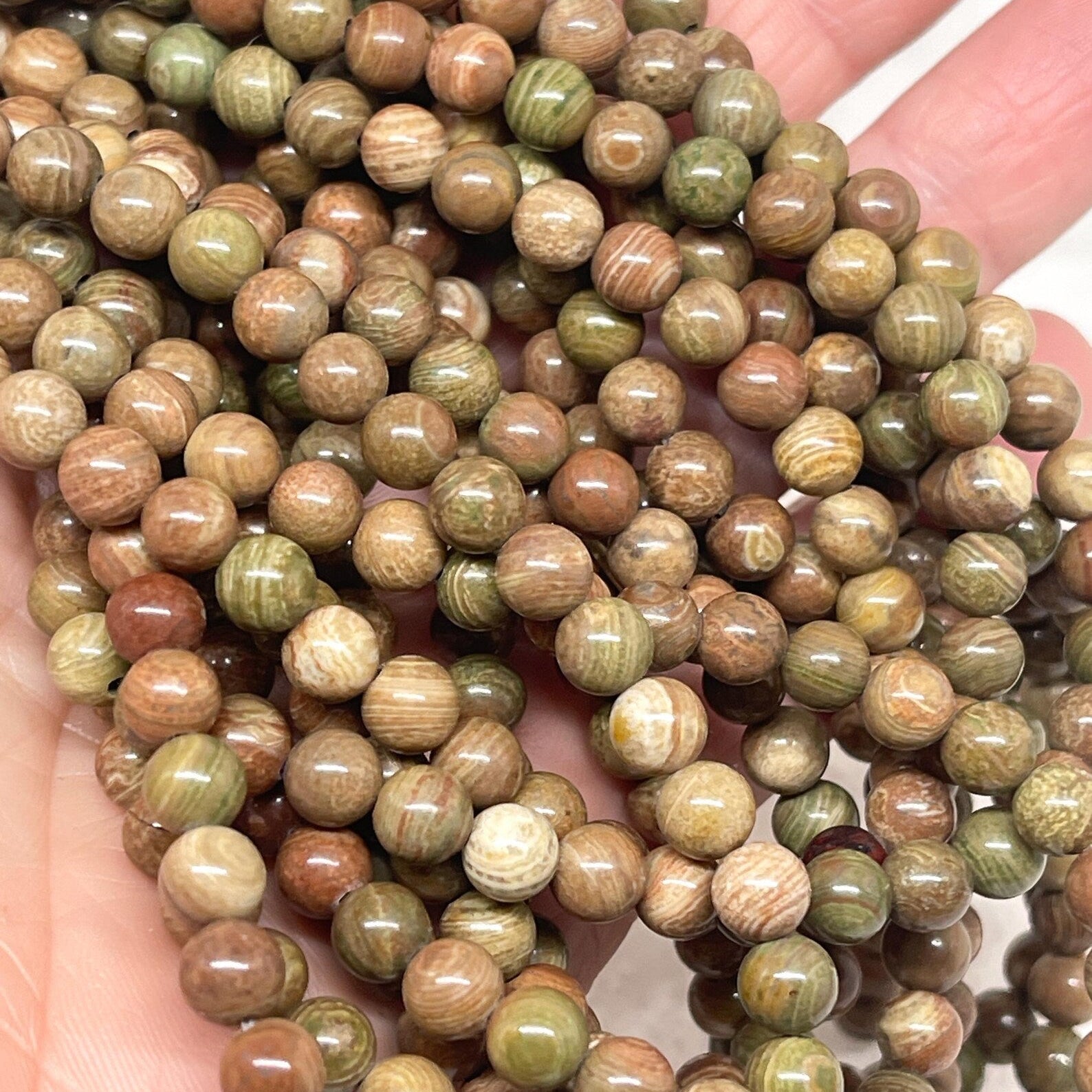 Wunderschöne natürliche Regenbogen Jaspis Perlen mit schönem Glanz.