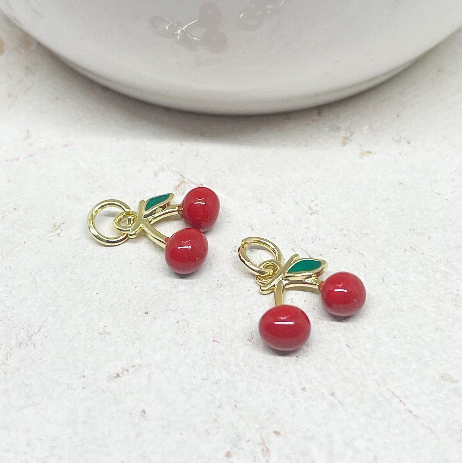 Emaille Messing Anhänger kleine Kirschen, 18K vergoldet.