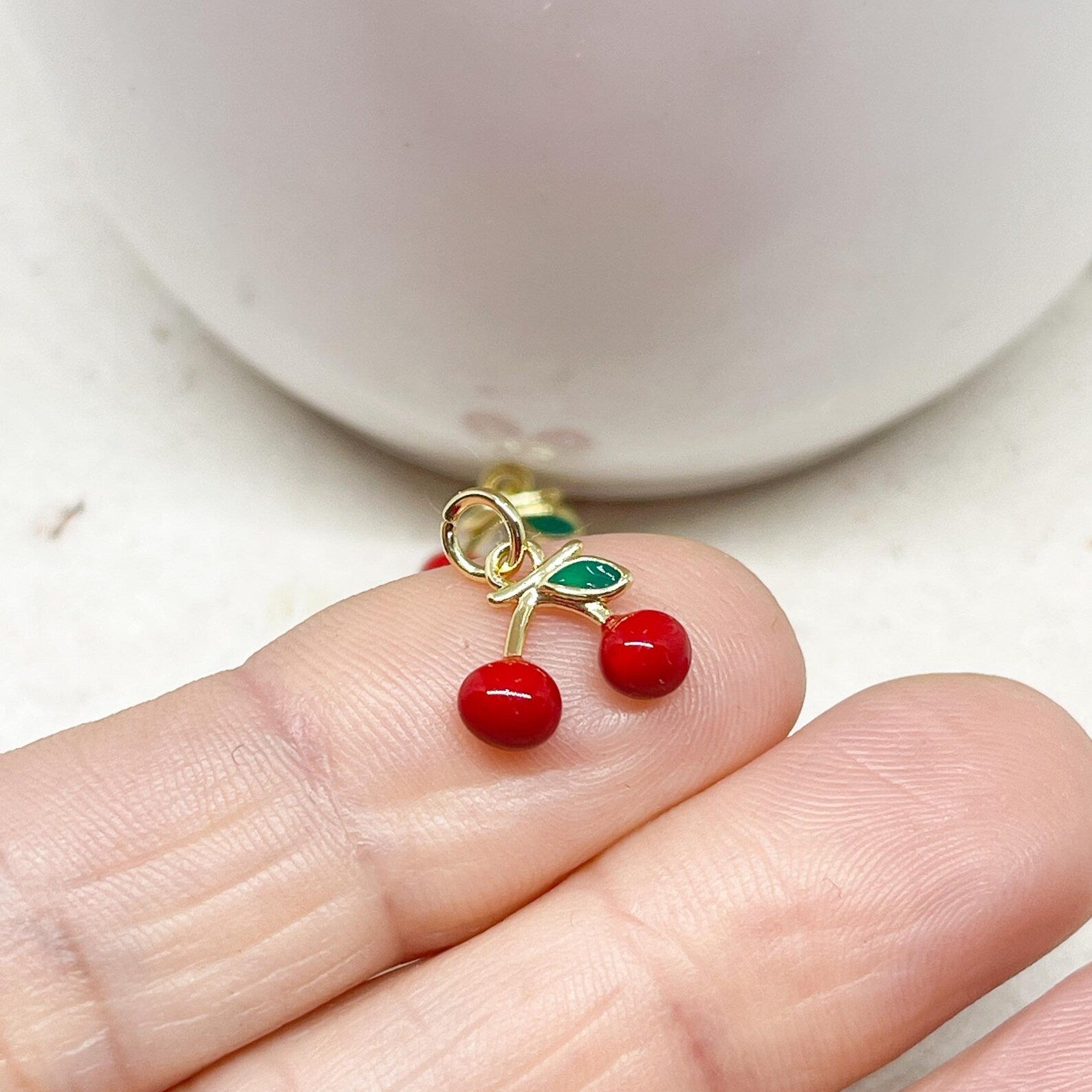 Emaille Messing Anhänger kleine Kirschen, 18K vergoldet.