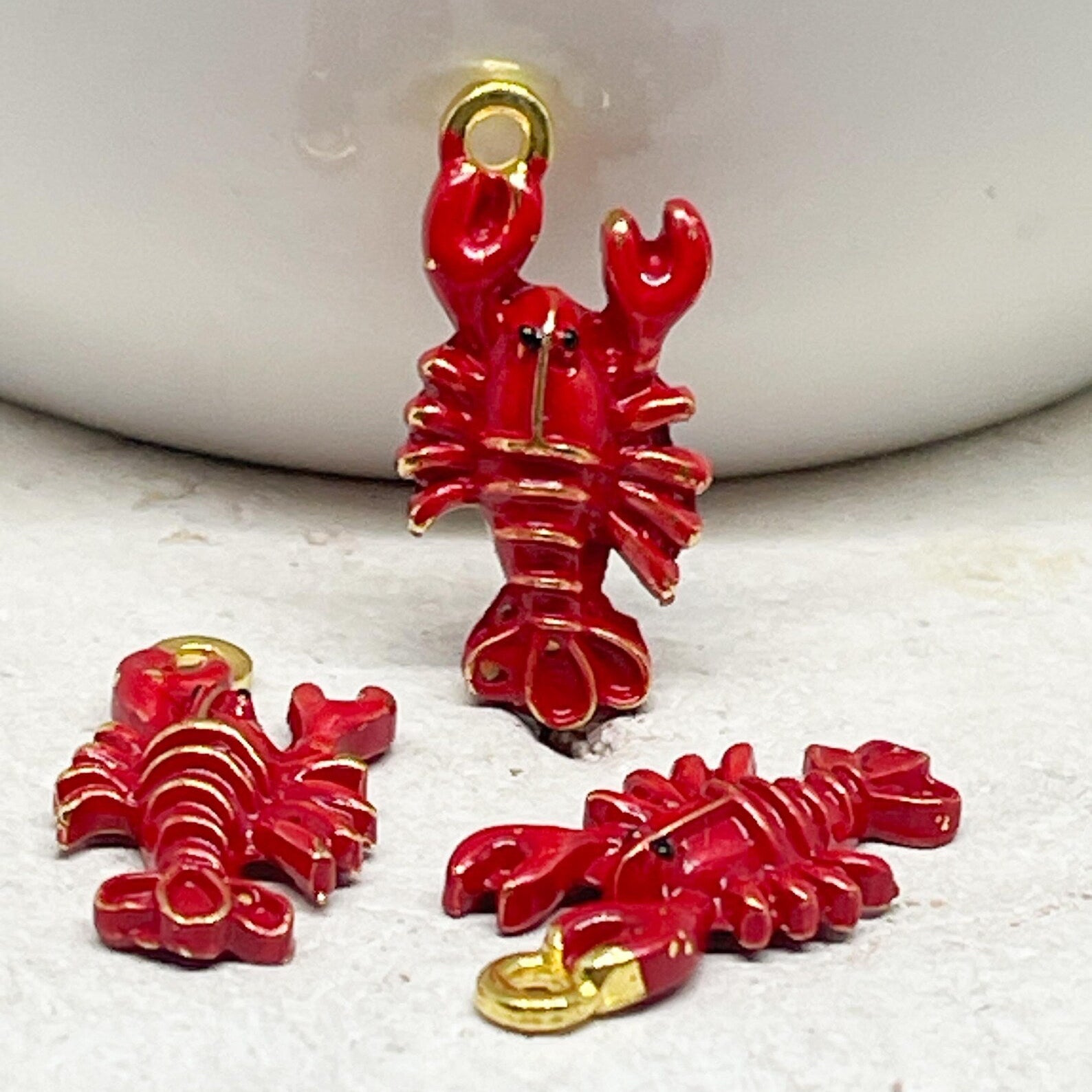 Anhänger Languste aus Emaille mit vergoldeter Öse.