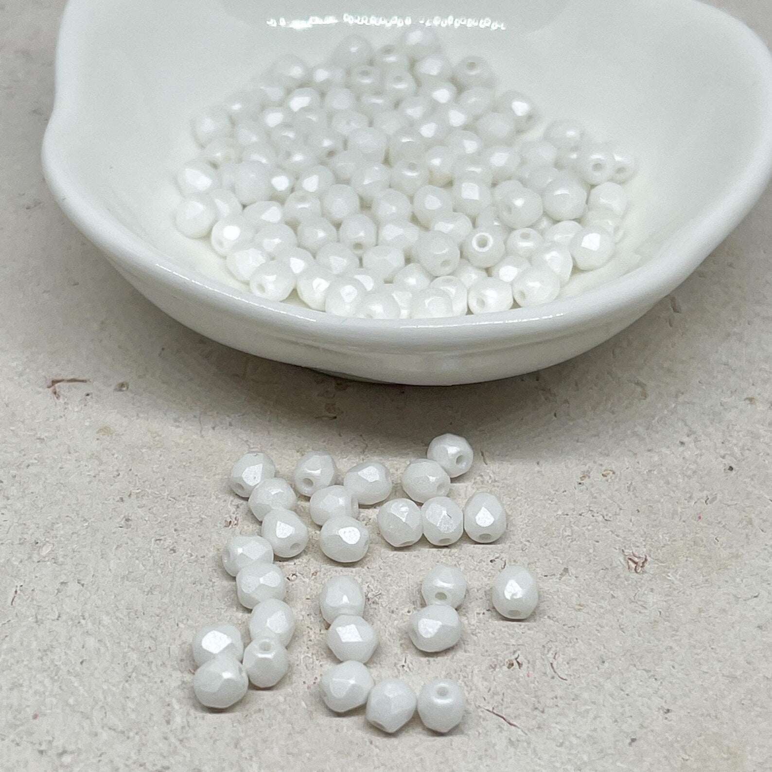 Böhmische Glasschliffperlen 4mm 100 St. Weiß Opak