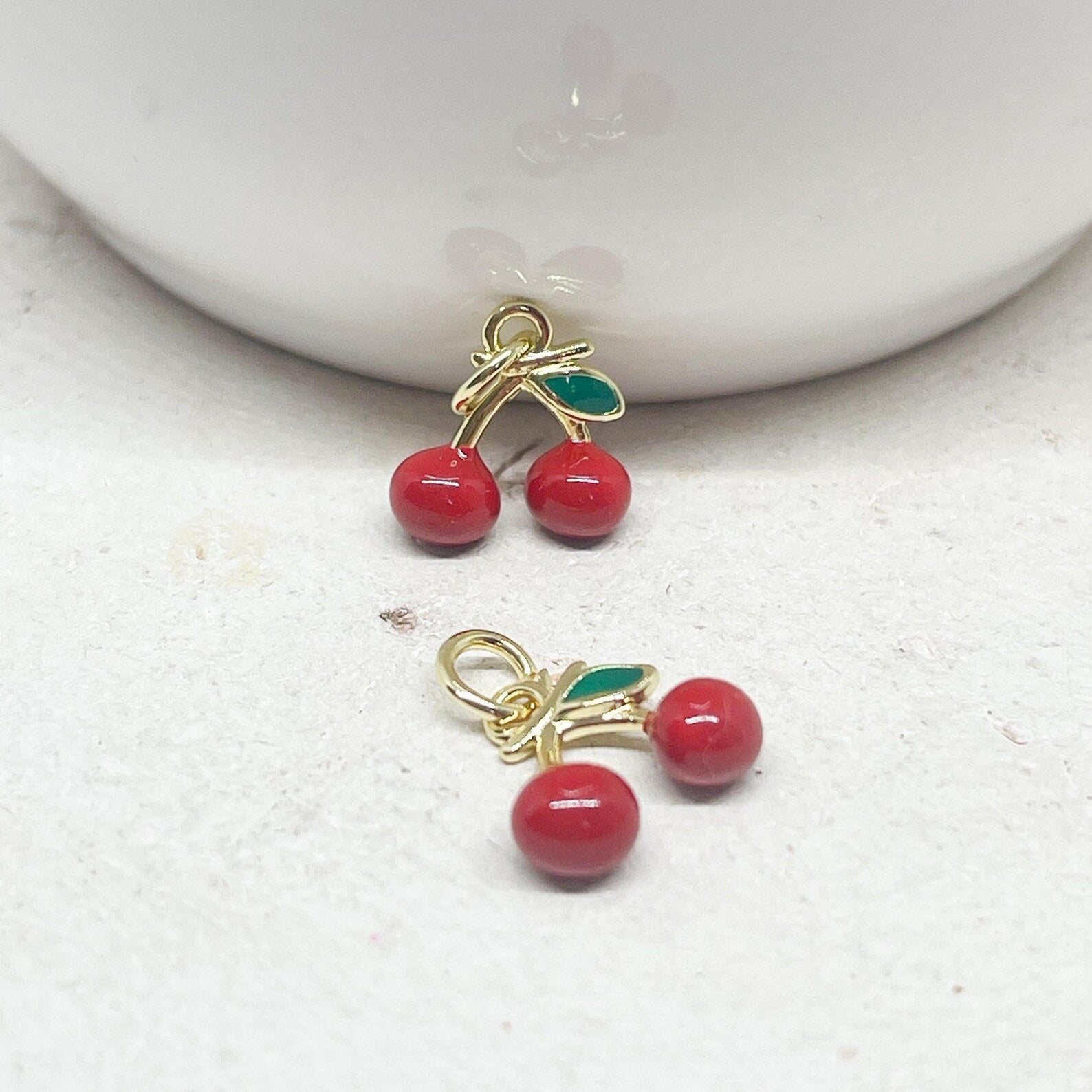 Emaille Messing Anhänger kleine Kirschen, 18K vergoldet.