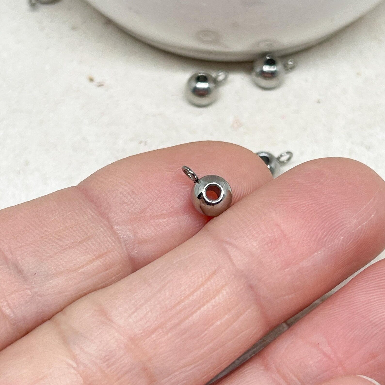 Anhängerschlaufen aus Edelstahl, zur Befestigung von Anhängern an Ketten oder Bändern.