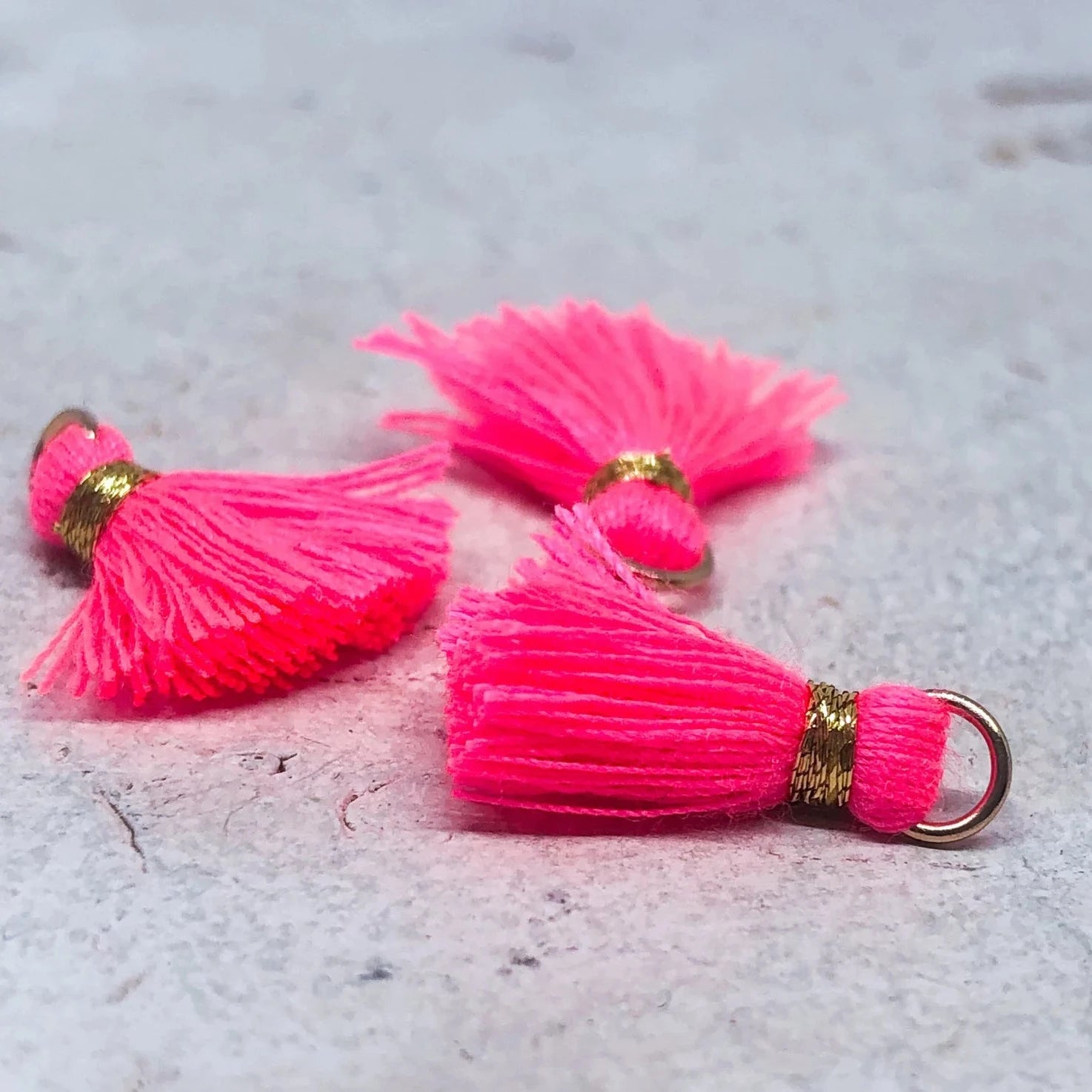 Quaste Anhänger 3 St. - Neon Pink