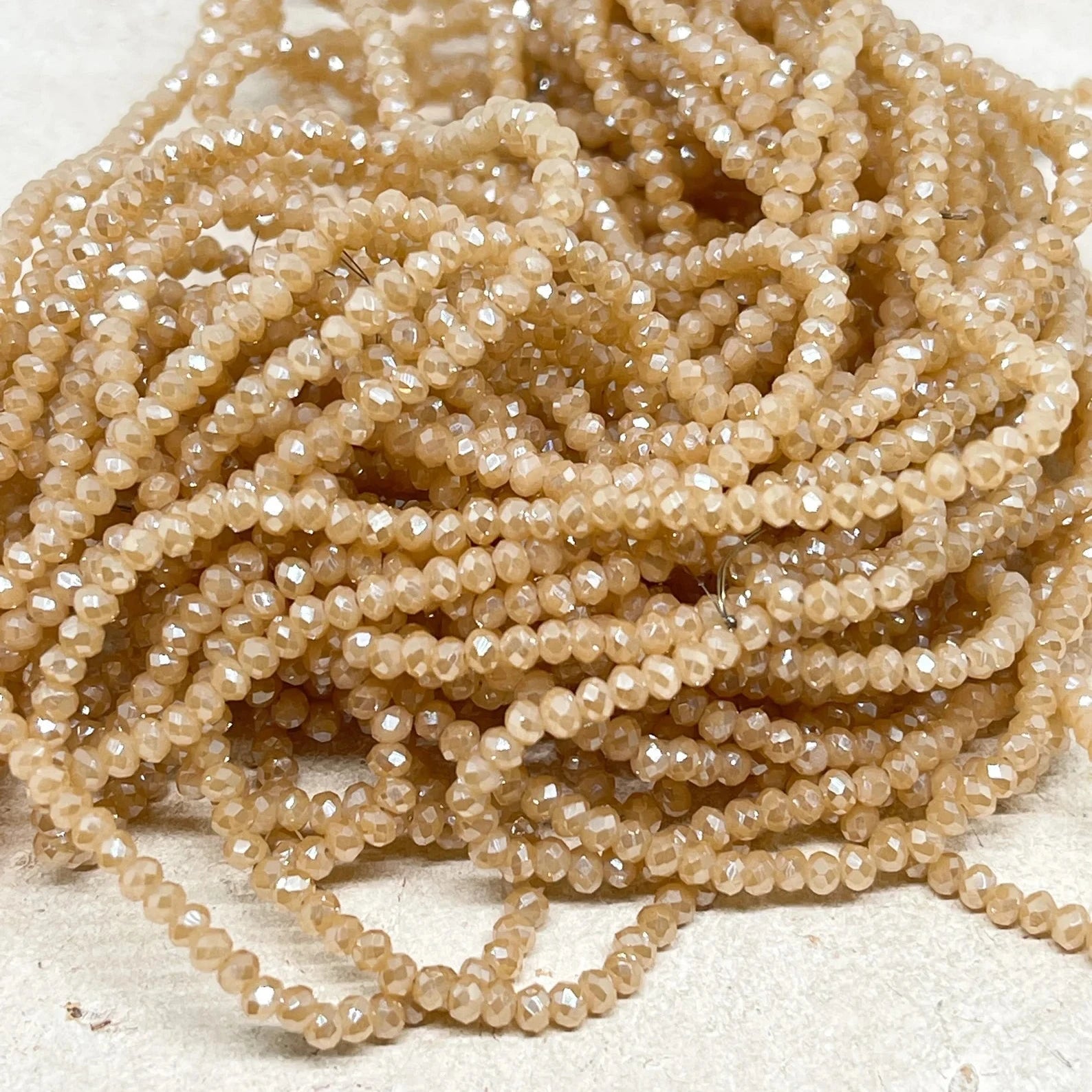 Glasperlen 2mm Beige, Glasschliffperlen, Opak Beige AB
