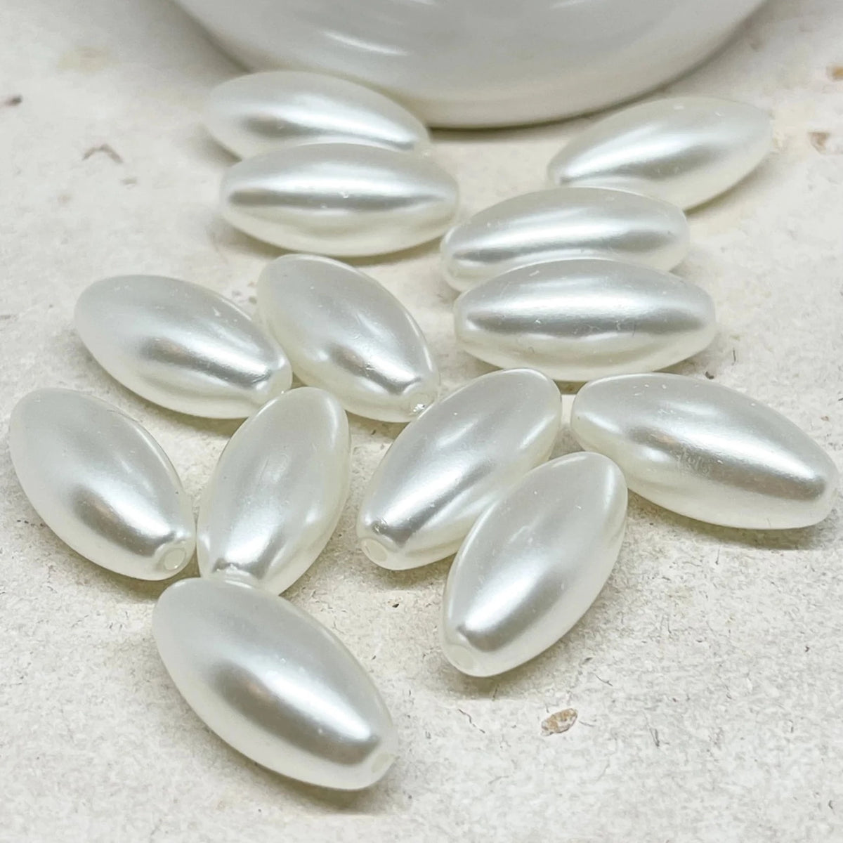 25 St. Acryl Perlen Oval 21mm x 10mm - Weiß Creme