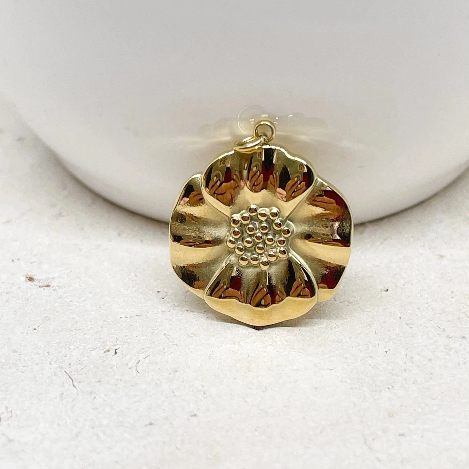 1 St. Anhänger Scheibe flach mit Blume aus Ionenebeschichtetem Edelstahl 18 K vergoldet, wasserfest.