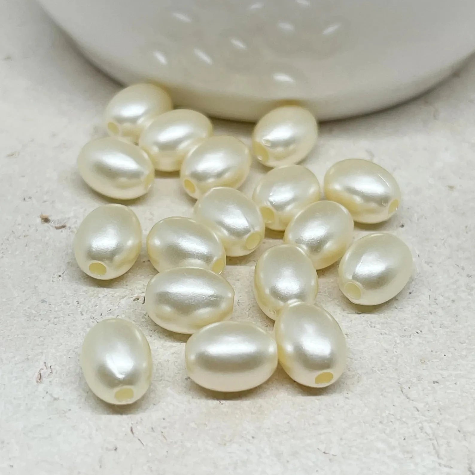 Acryl Perlen Oval Creme Weiß 25 St.