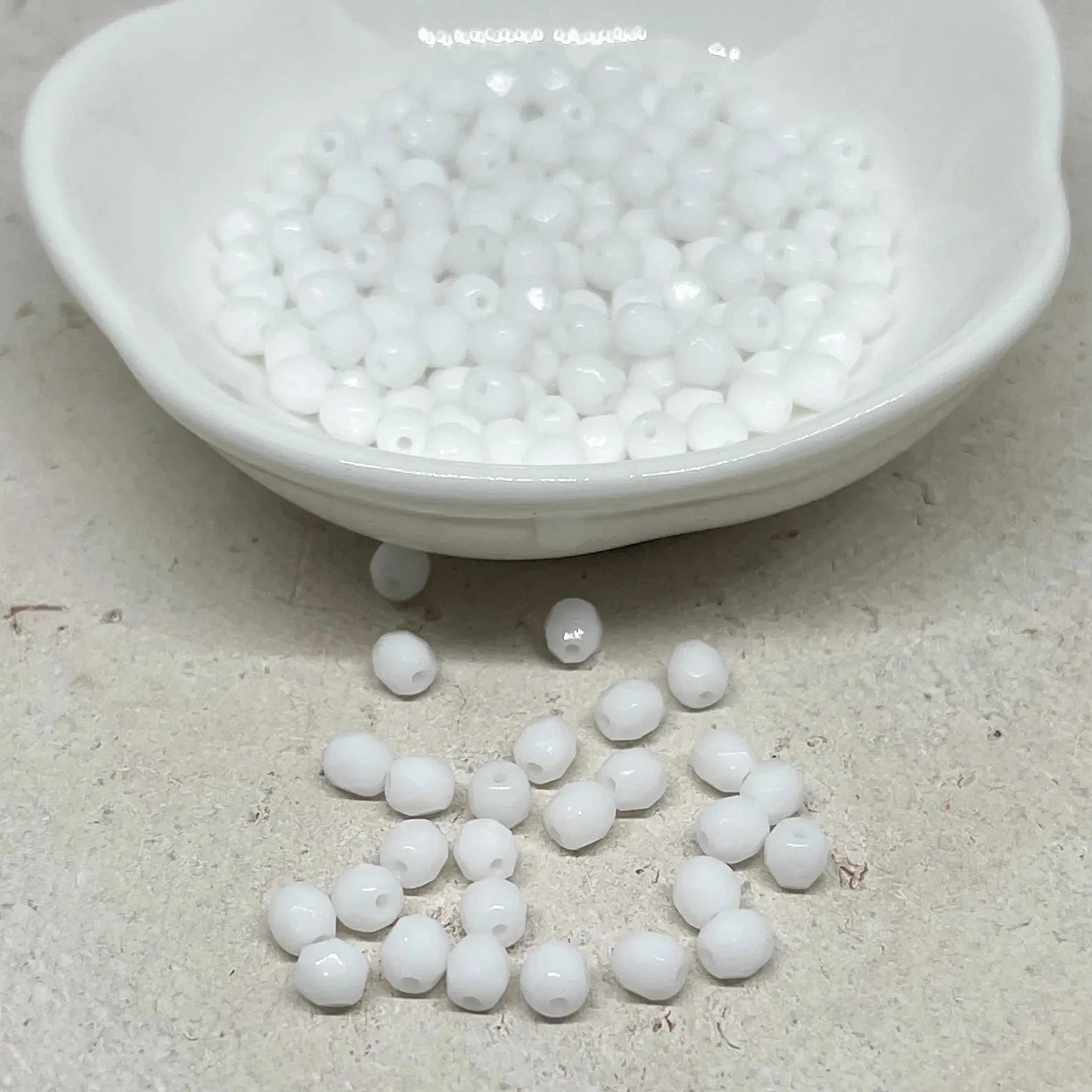 Böhmische Glasschliffperlen 4mm 100 St. Weiß Opak