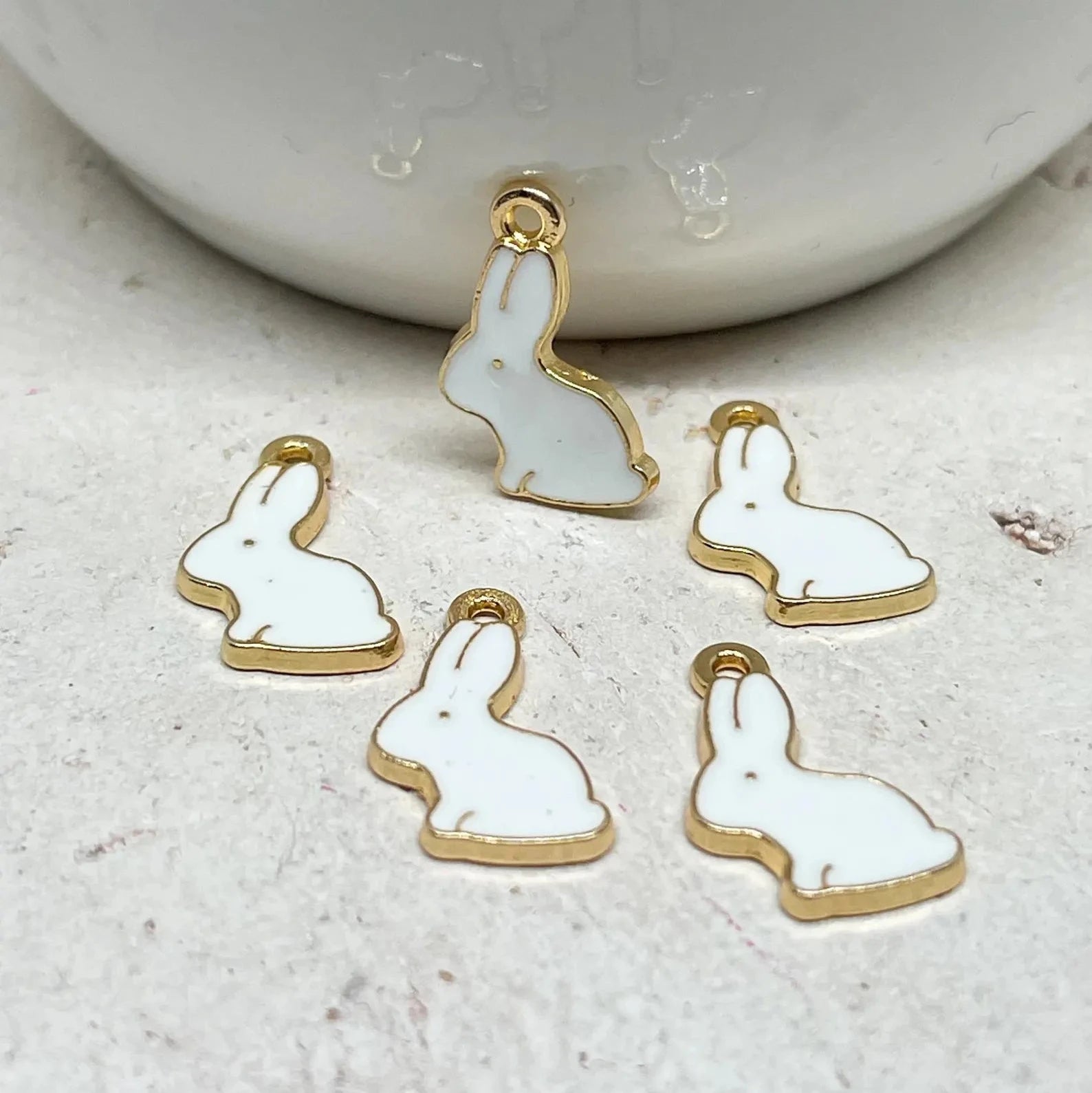 Süße Häschen Anhänger aus Emaille in Weiß