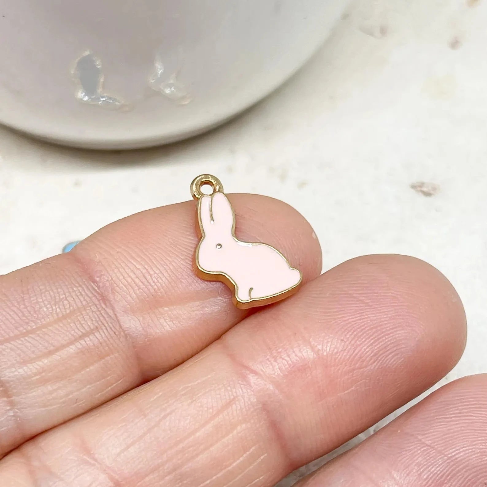 Süße Häschen Anhänger aus Emaille