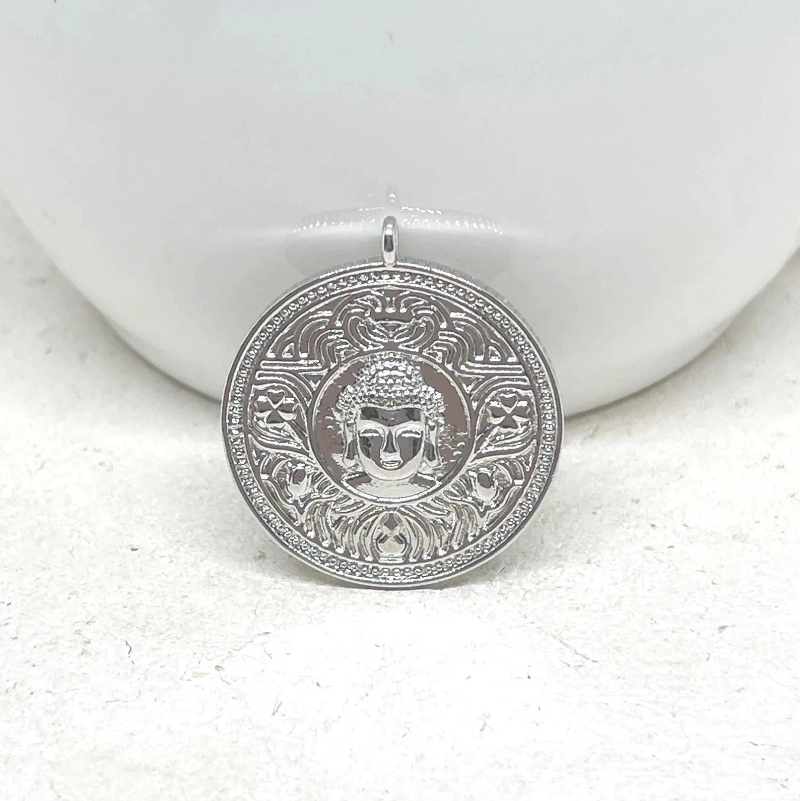 Buddha Anhänger aus Messing, platiniert