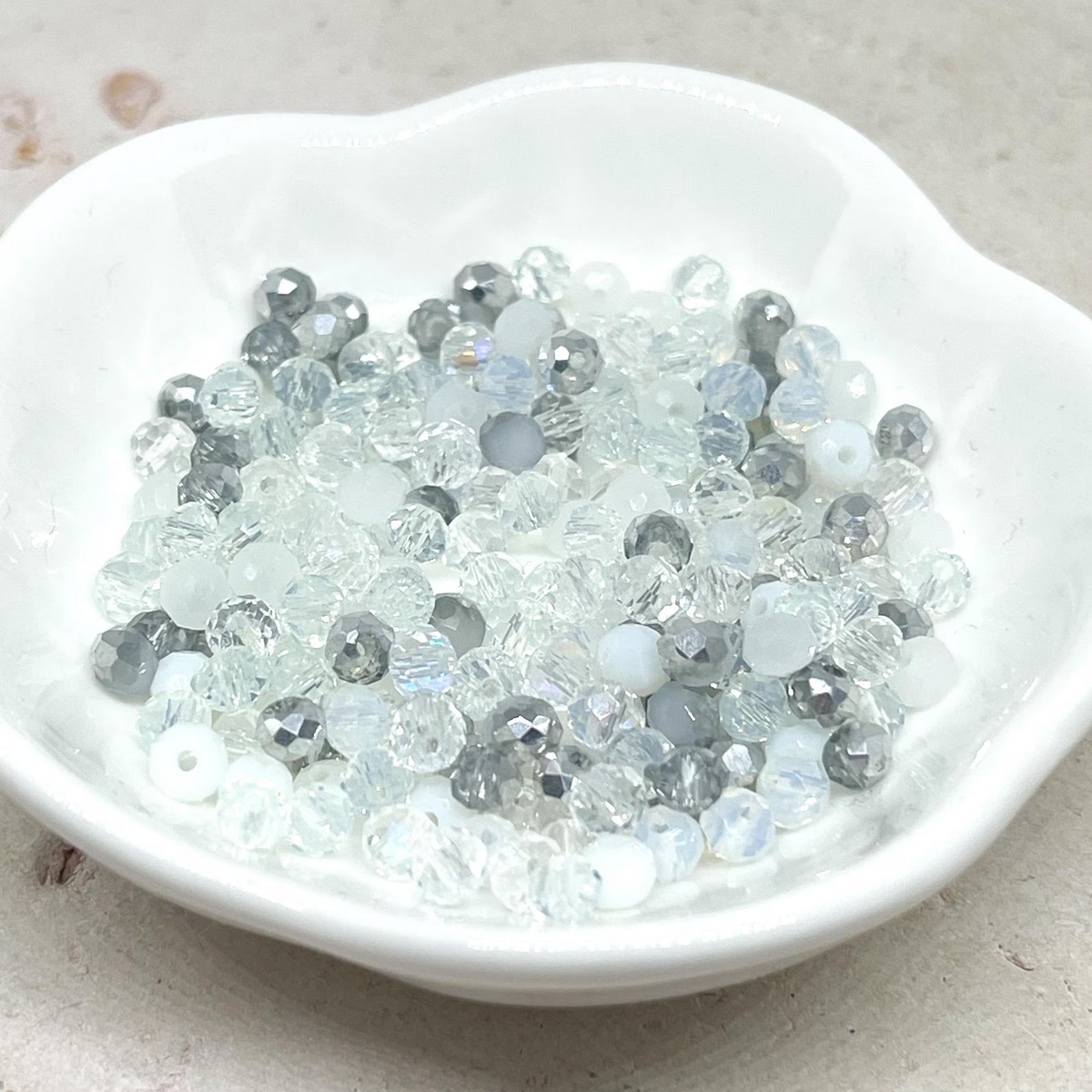 Glasschliffperlen 4mm - Weiß/Grau/Silber gemischt