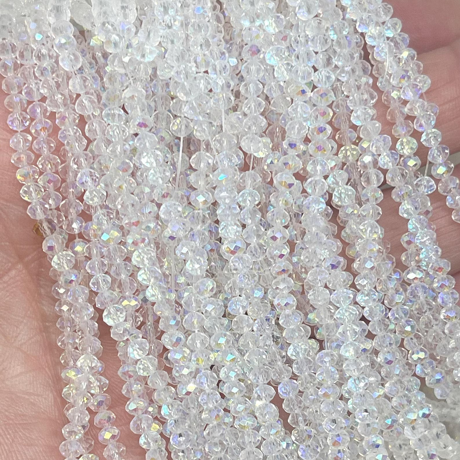 Ein Strang Glasperlen, facettiert, bedampft.
