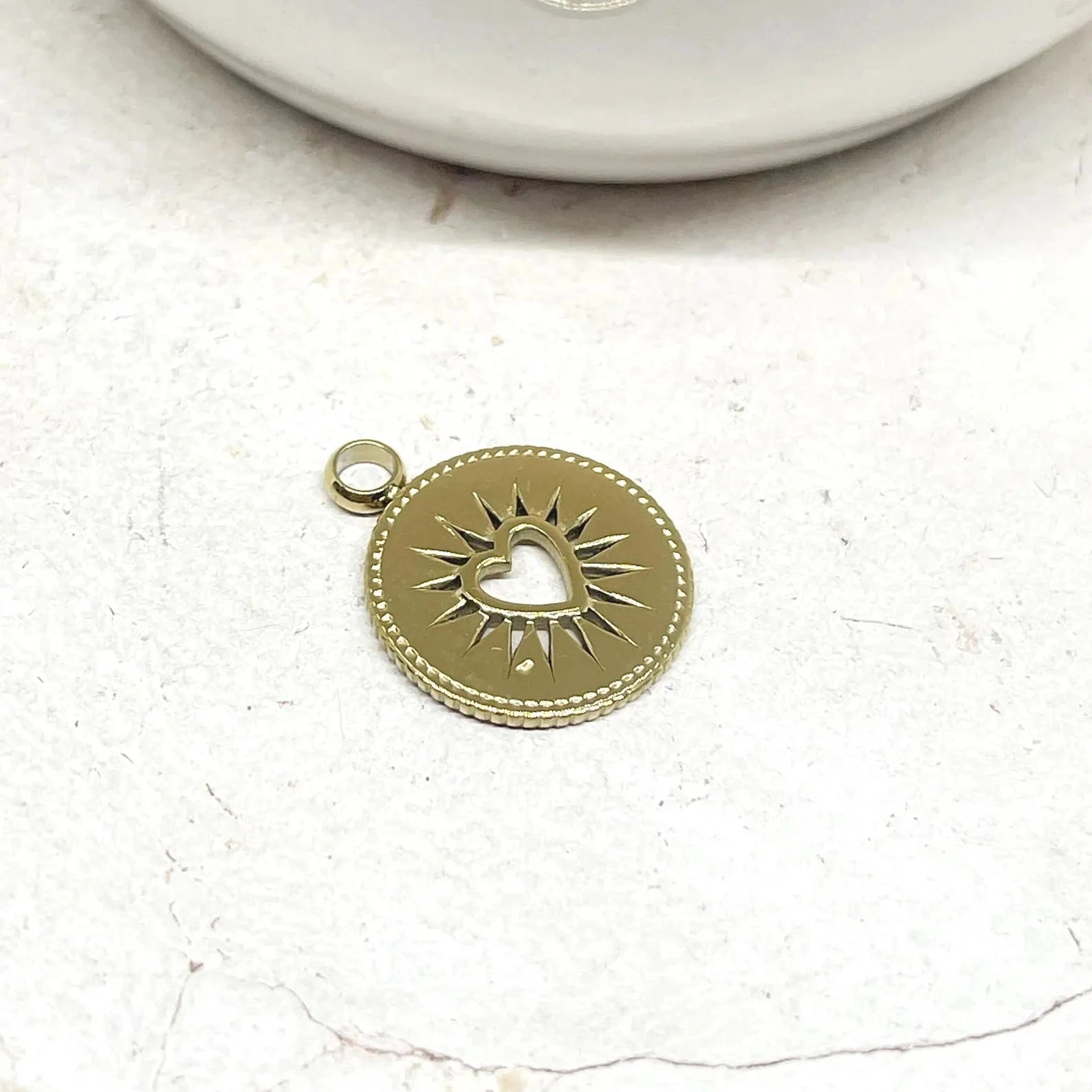 2 St. Anhänger Scheibe flach mit Herz aus Ionenebeschichtetem Edelstahl, 18 K vergoldet, wasserfest.