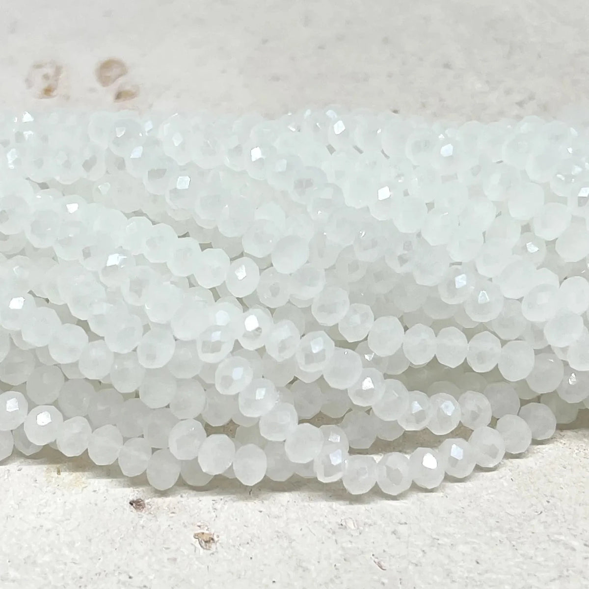 Glasschliffperlen 4mm - Milchig Weiß mit AB Schimmer