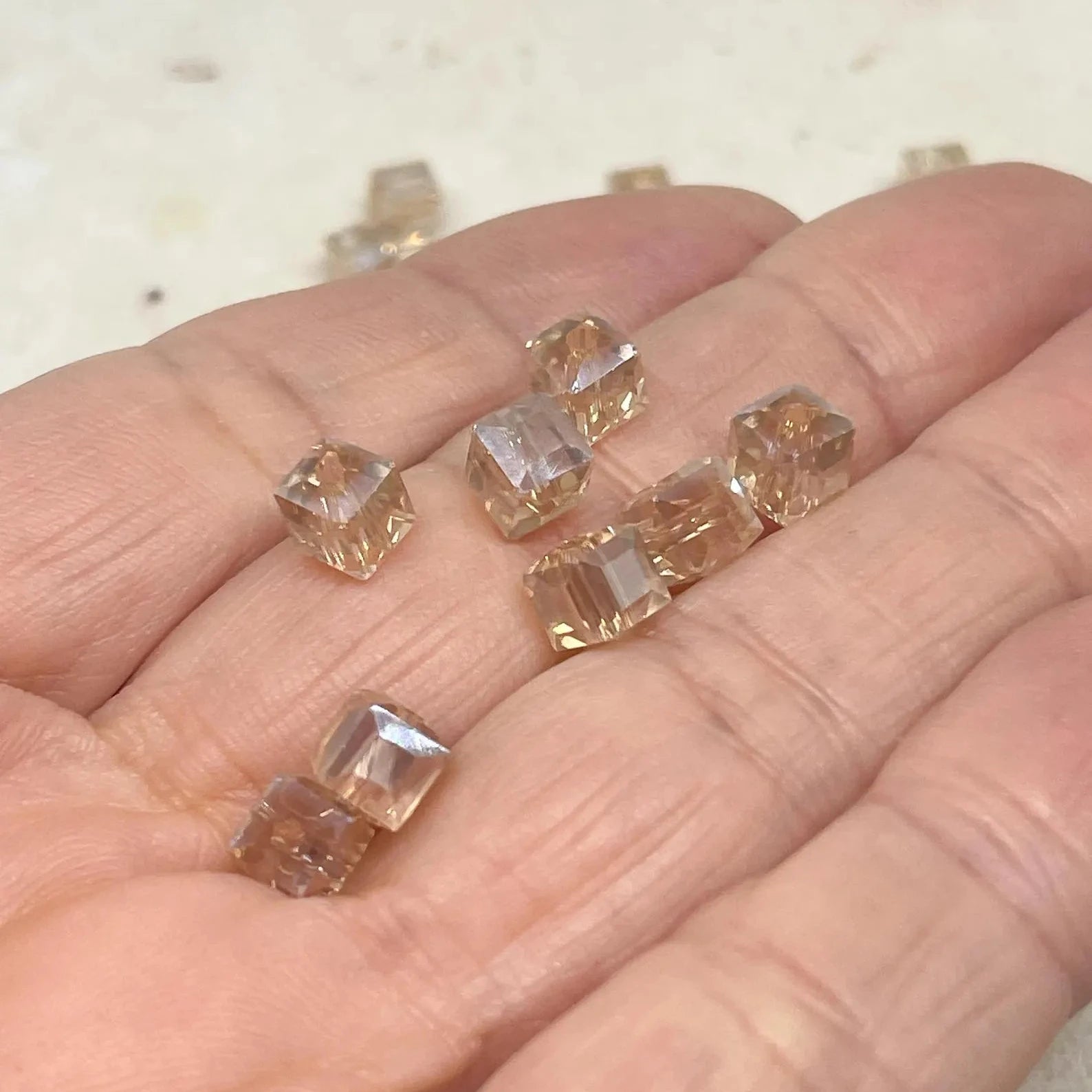 Glaswürfel Glasschliffperlen 6mm - Beige