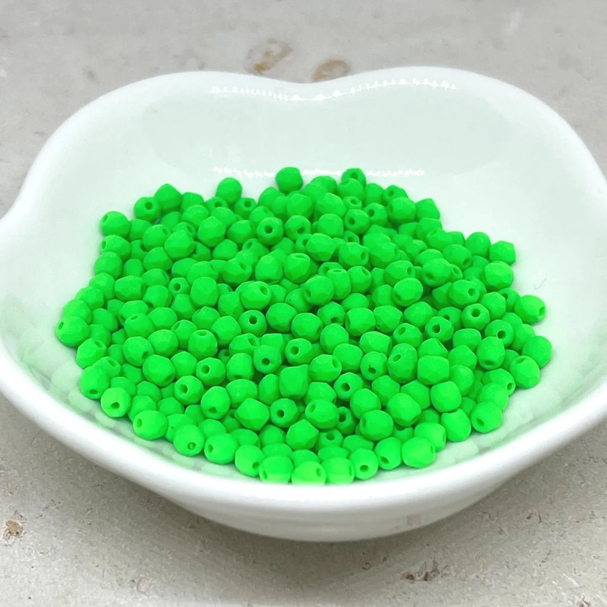 100 St. Böhmische Glasschliffperlen 3mm - Neon Grün