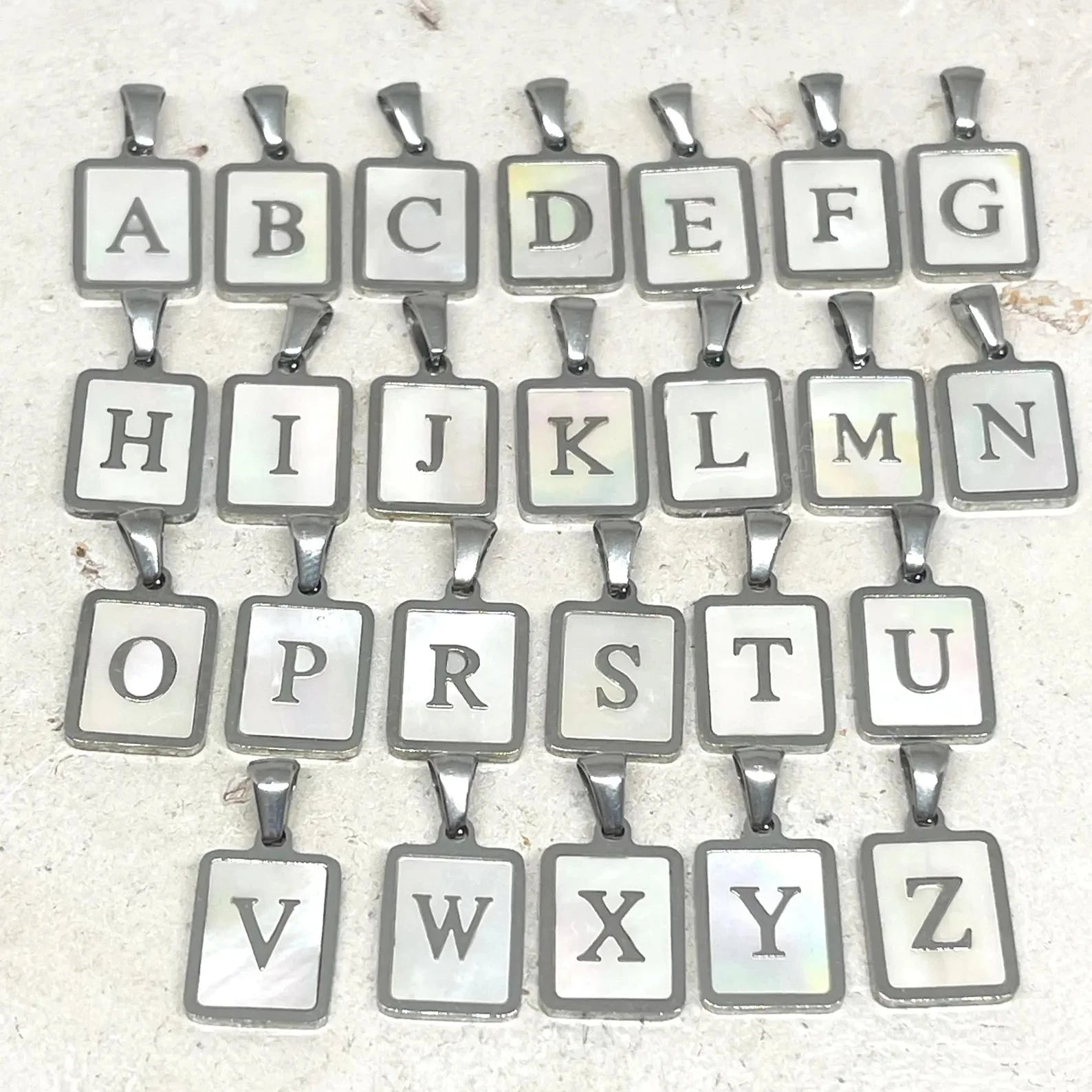 Buchstaben Anhänger aus 304 Edelstahl und Perlmutt.