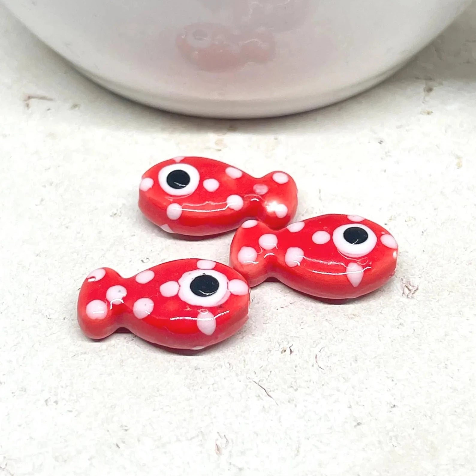 Porzellan Fisch Perle Rot mit weißen Punkten.