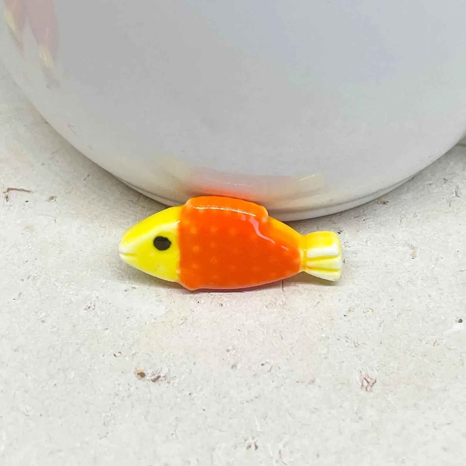 Porzellan Fisch Perle Orange Gelb mit Punkten.