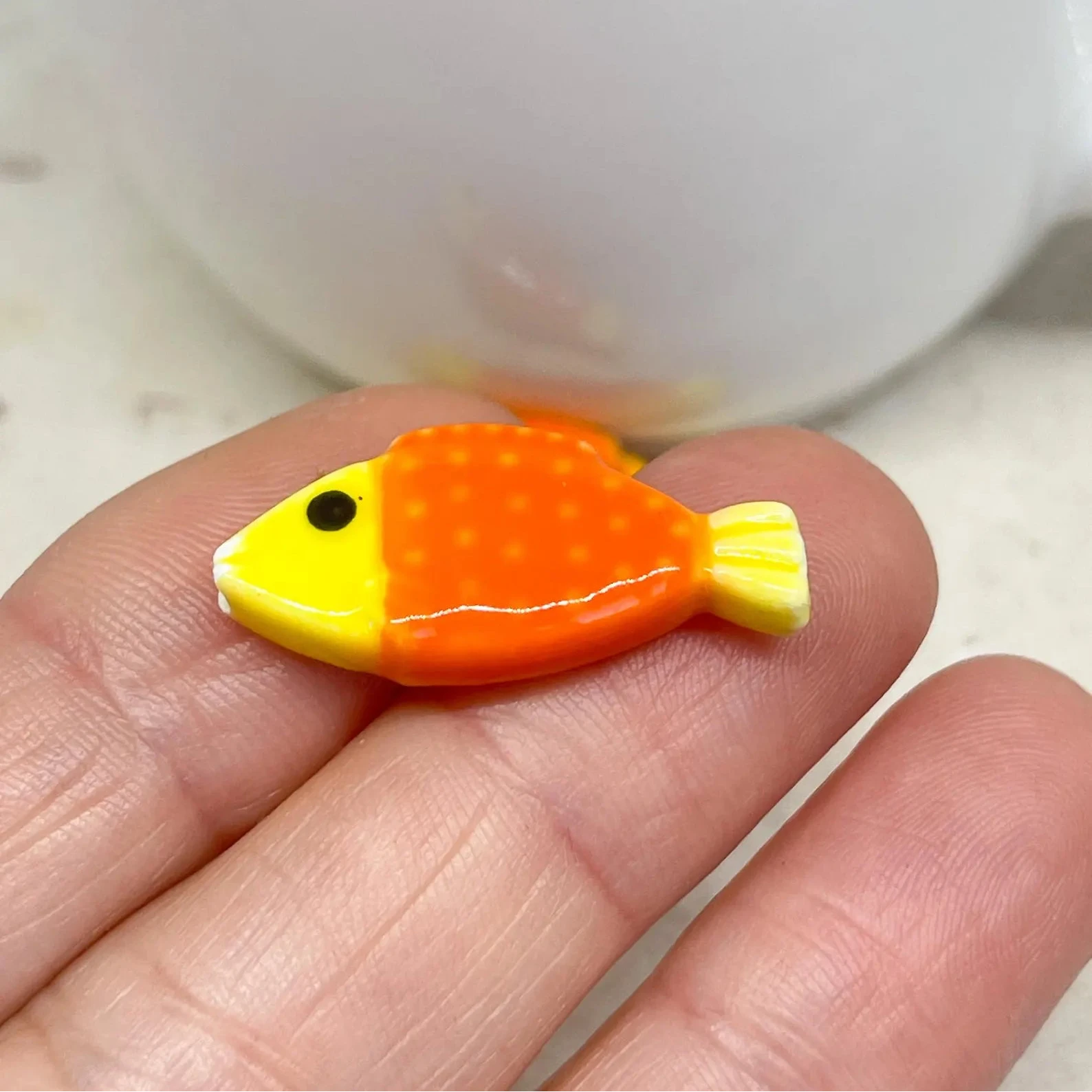 Porzellan Fisch Perle Orange Gelb mit Punkten.
