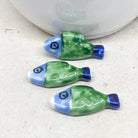 Porzellan Fisch Perle Blau Grün mit Punkten.
