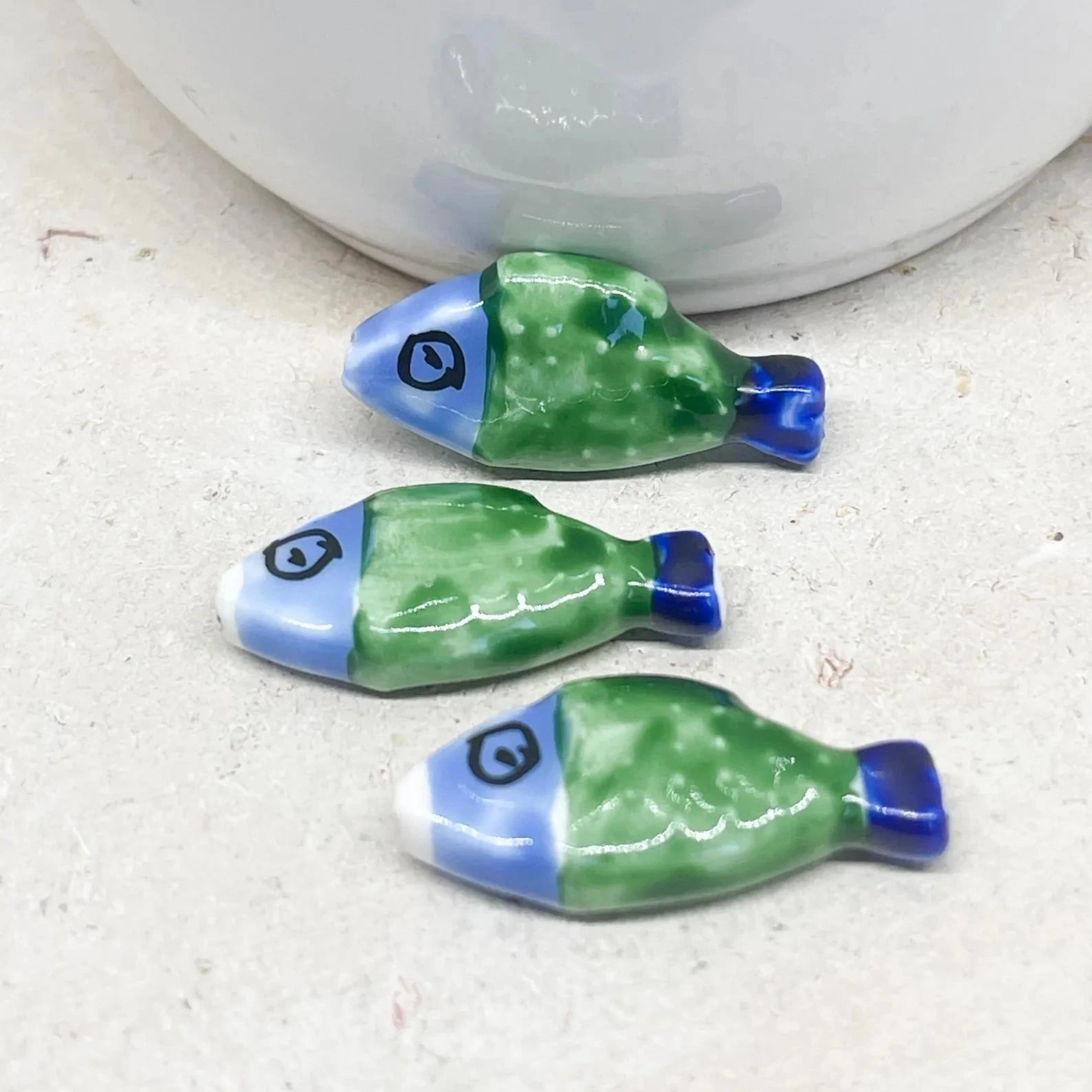 Porzellan Fisch Perle Blau Grün mit Punkten.
