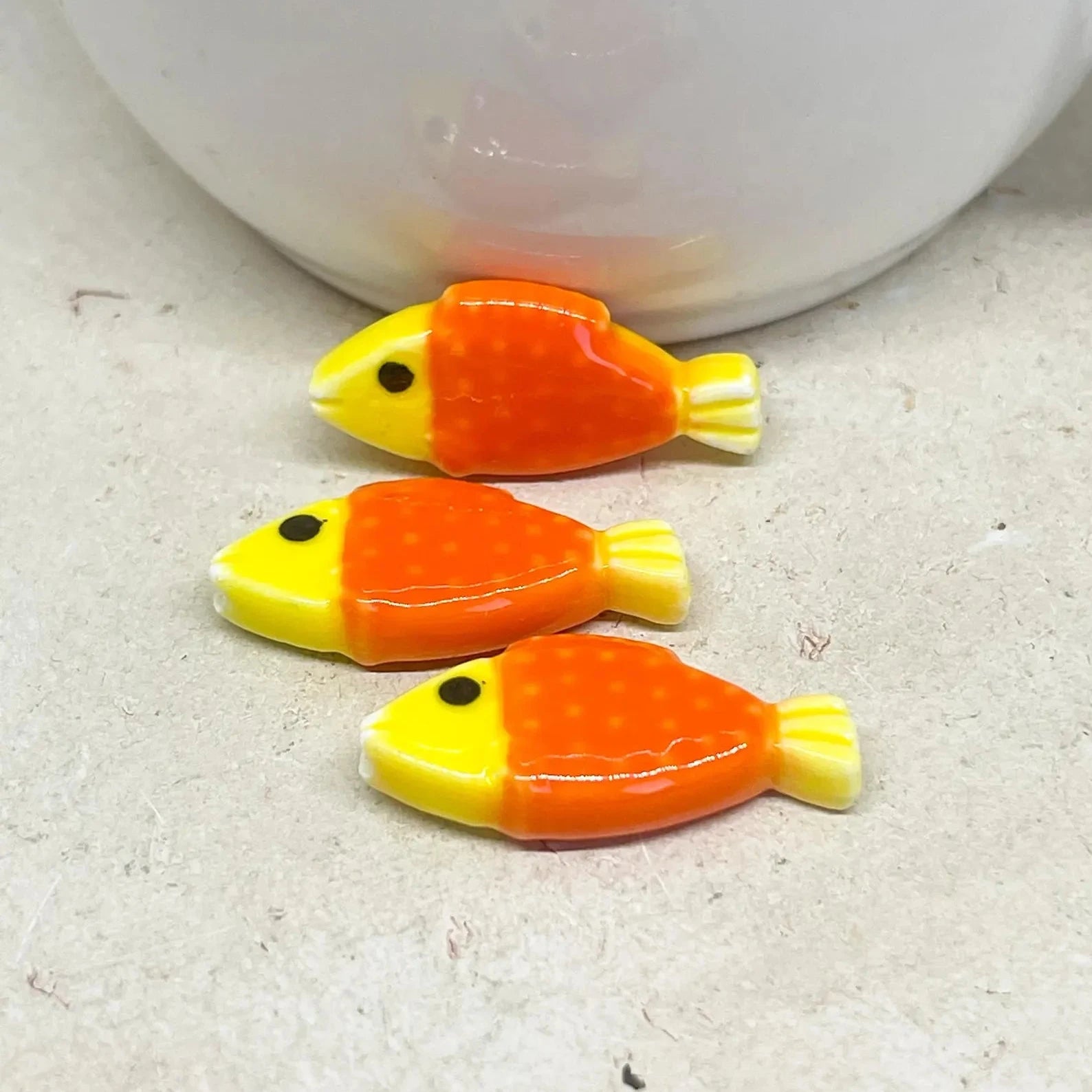Porzellan Fisch Perle Orange Gelb mit Punkten.