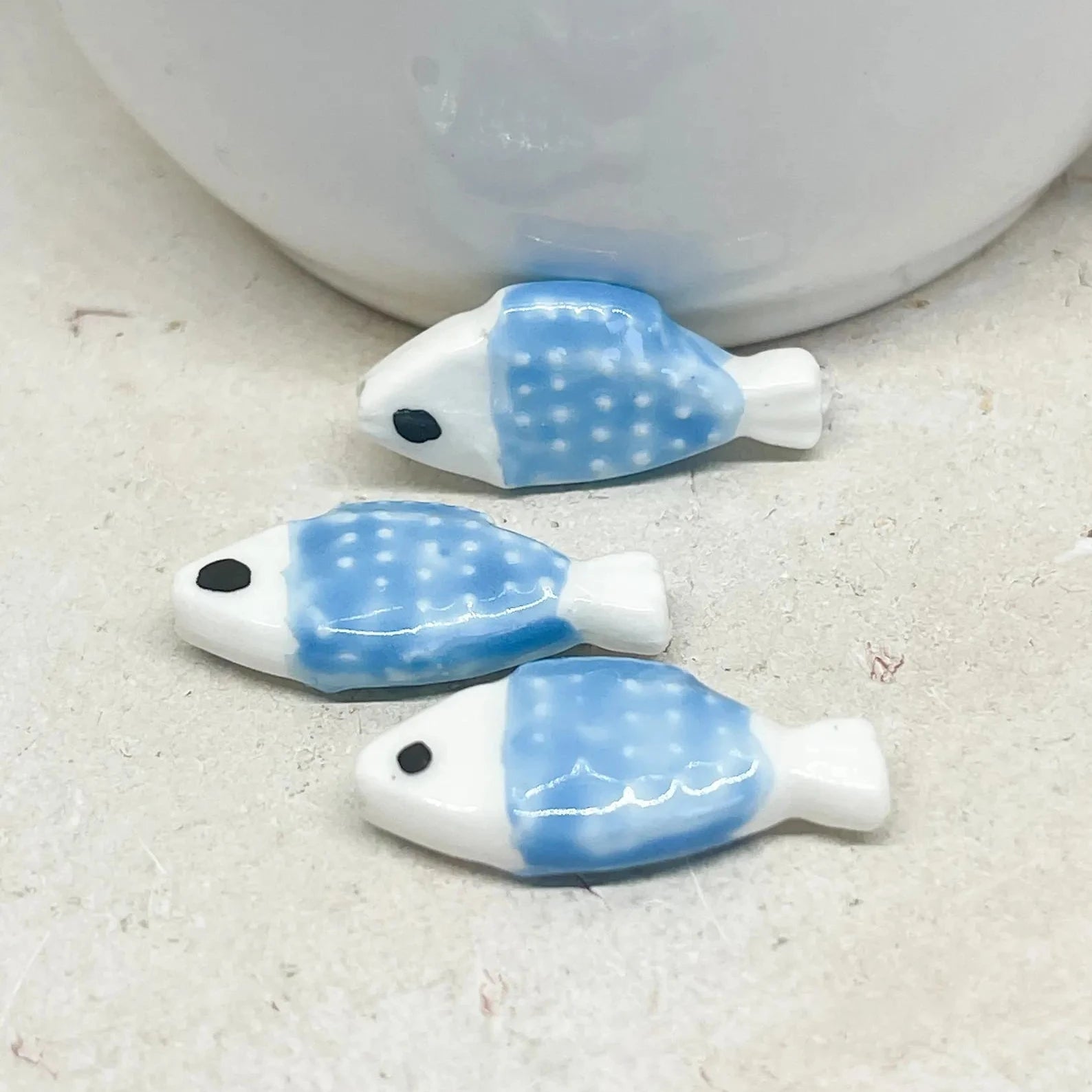 Porzellan Fisch Perle Blau Weiß mit Punkten.