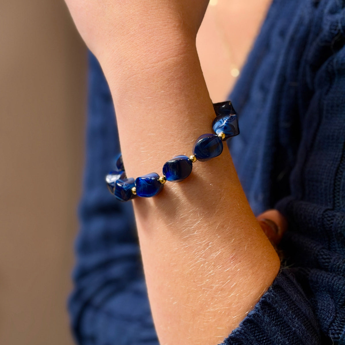 Blaues Perlenarmband mit Edelstahl