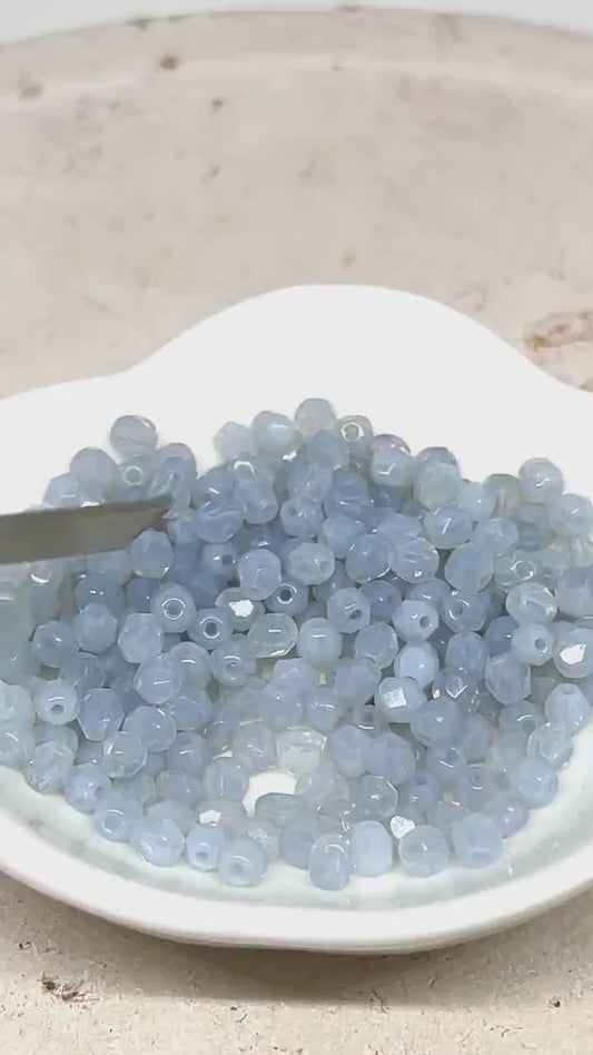 Böhmische Glasschliffperlen 4mm Milky lt. Blue 100 St.
