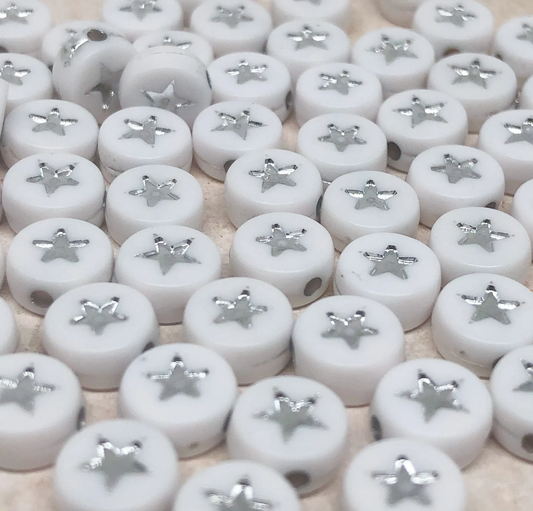 50 St. Weiße Acryl Perlen mit Stern 7mm - Weiß Silber