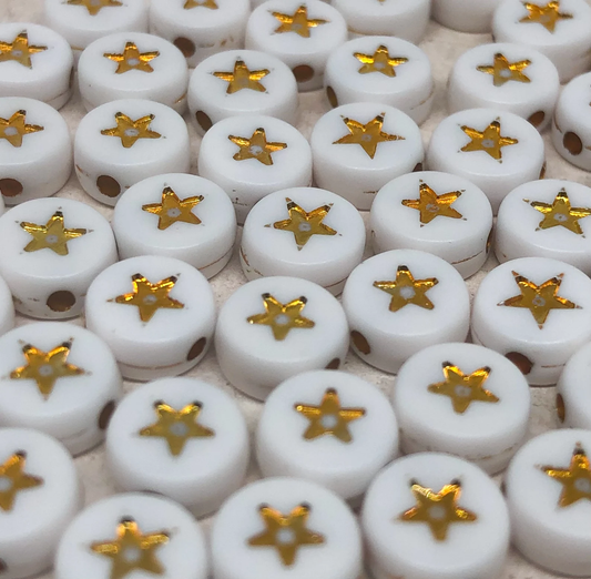 50 St. Weiße Acryl Perlen mit Stern 7mm - Weiß Gold