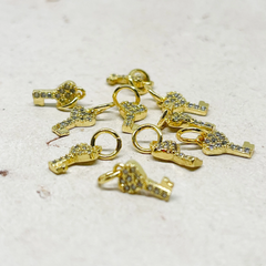 Anhänger Schlüssel mit Zirkonia, Messing Zirkonia Charm 18K vergoldet