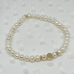 Armband mit Süsswasserperle und vergoldeten Messing Perlen