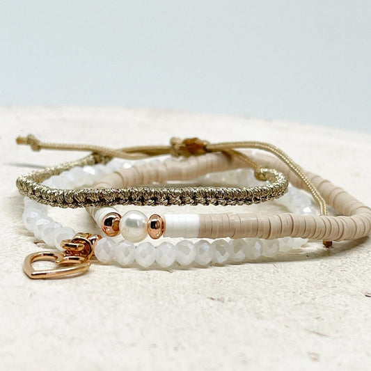 Drei Armbänder mit Heishi Perlen, Kristallperlen und Macramearmband