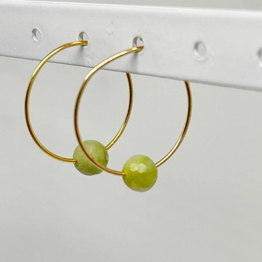Messing Creolen mit Peridot Perle