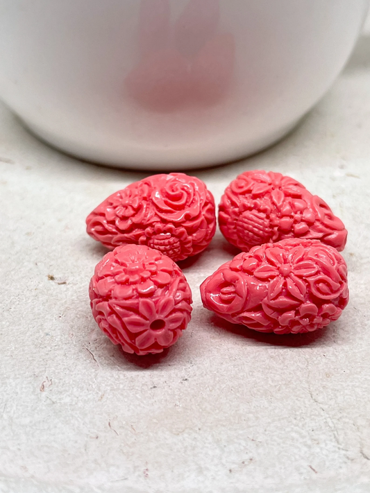 2 St. Resin Perlen geschnitzt Blume Anhänger Tropfen 21 mm