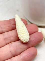 2 St. Resin Perlen geschnitzt Blume Anhänger 40 mm