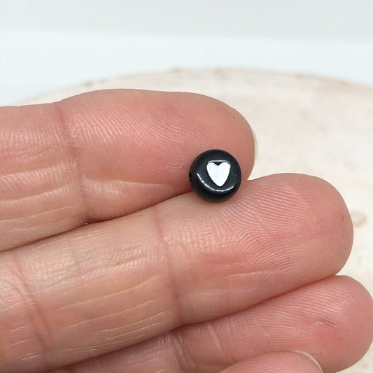 50 St. Acrylperlen mit Herz Perlen 7mm - Schwarz/Weiß