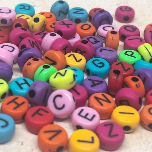 100 St. Buchstabenperlen Buchstaben 7mm - Bunt