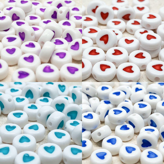 50 St. Weiße Acrylperlen mit Herz, Weiße Perlen 7mm, Buchstabenperlen mit Herz, verschiedene Farben, Herzen blau, Herzen rot, Herzen lila