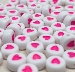 50 St. Weiße Acrylperlen mit Herz, Weiße Perlen 7mm, Buchstabenperlen mit Herz, verschiedene Farben, Herzen schwarz, Herzen pink, Herz gelb