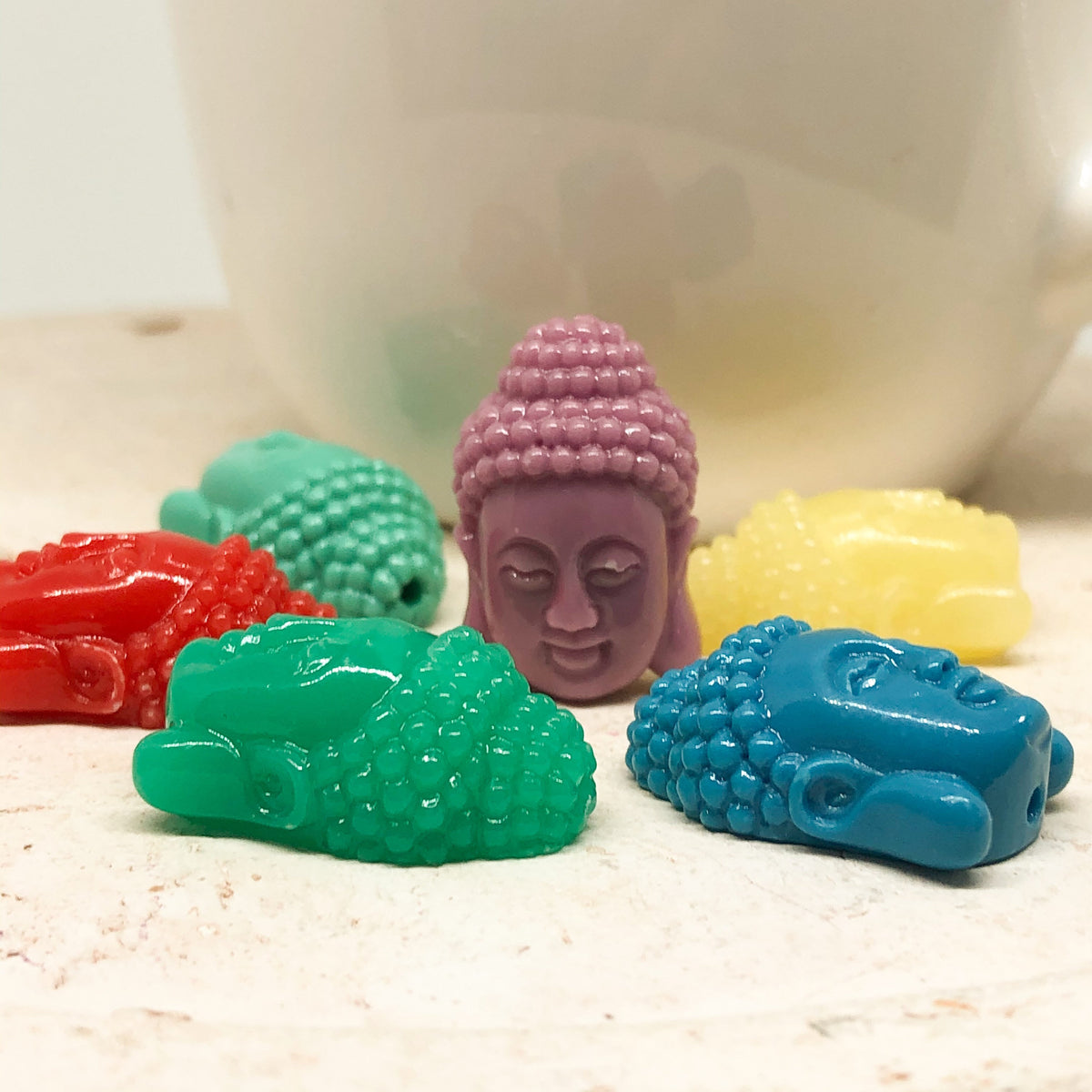 6 St. Buddha Perlen, Buddhakopf Perle. Buddhakopf verschiedene Farben, Acryl Buddhaanhänger