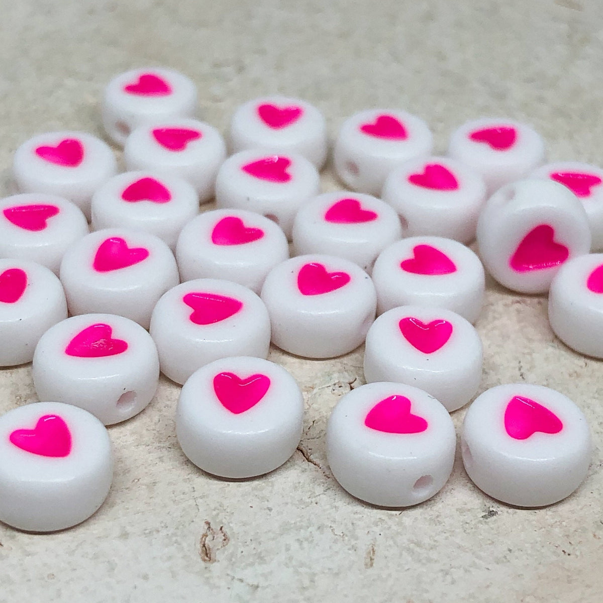 50 St. Acrylperlen mit Herz Perlen 7mm - Weiß Pink