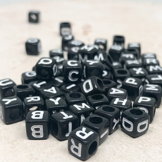 100 St. Buchstaben Perlen Würfel Schwarz 6mm x 6mm