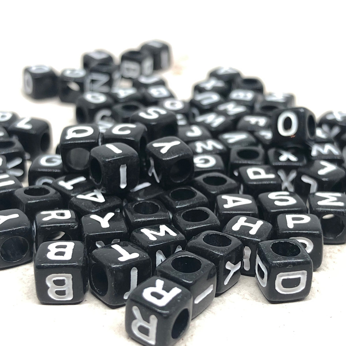 100 St. Buchstaben Perlen Würfel schwarz 6mm x 6mm